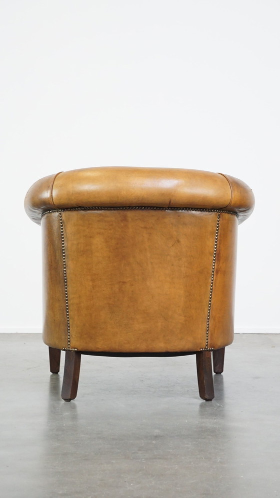 Image 1 of Poltrona Club in pelle di pecora rifinita con chiodi decorativi