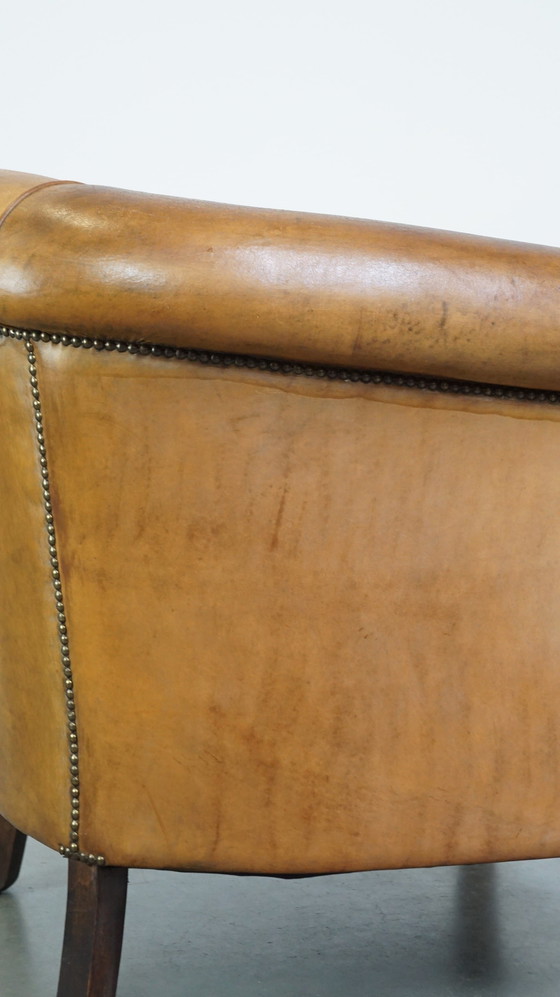 Image 1 of Poltrona Club in pelle di pecora rifinita con chiodi decorativi