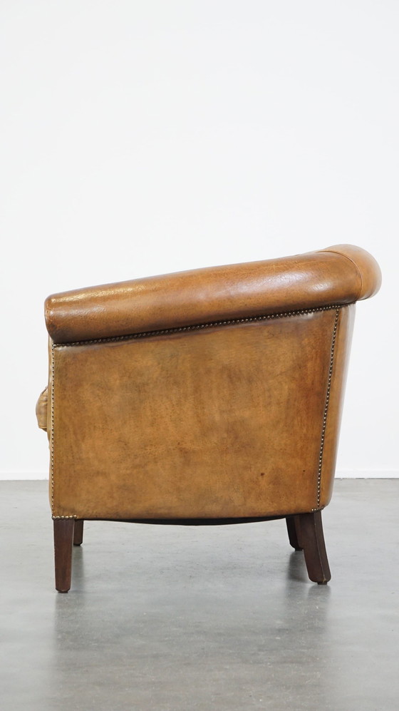 Image 1 of Poltrona Club in pelle di pecora rifinita con chiodi decorativi