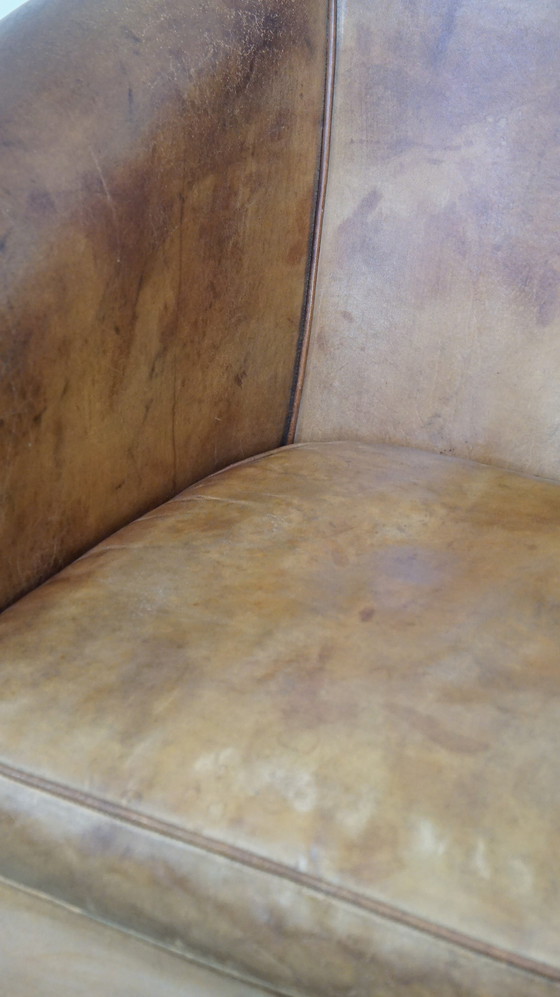 Image 1 of Poltrona Club in pelle di pecora rifinita con chiodi decorativi