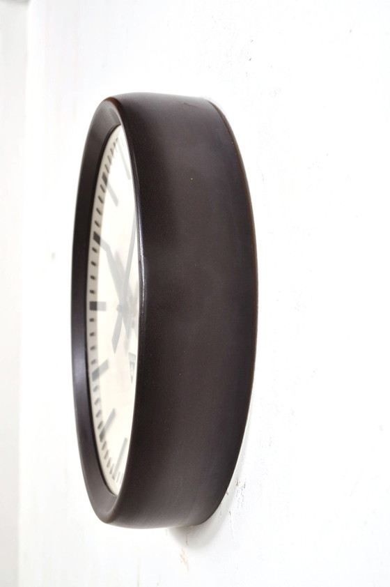 Image 1 of Horloge vintage en bakélite 32 cm 60s