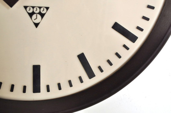 Image 1 of Horloge vintage en bakélite 32 cm 60s