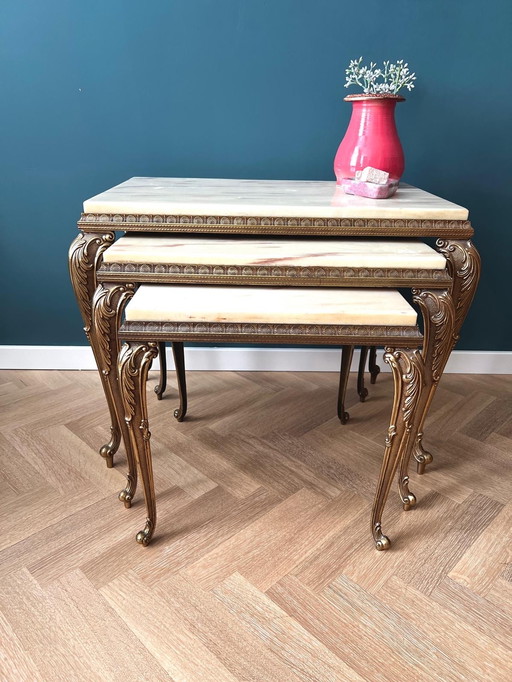 Ensemble de 3 tables gigognes baroques en laiton et marbre