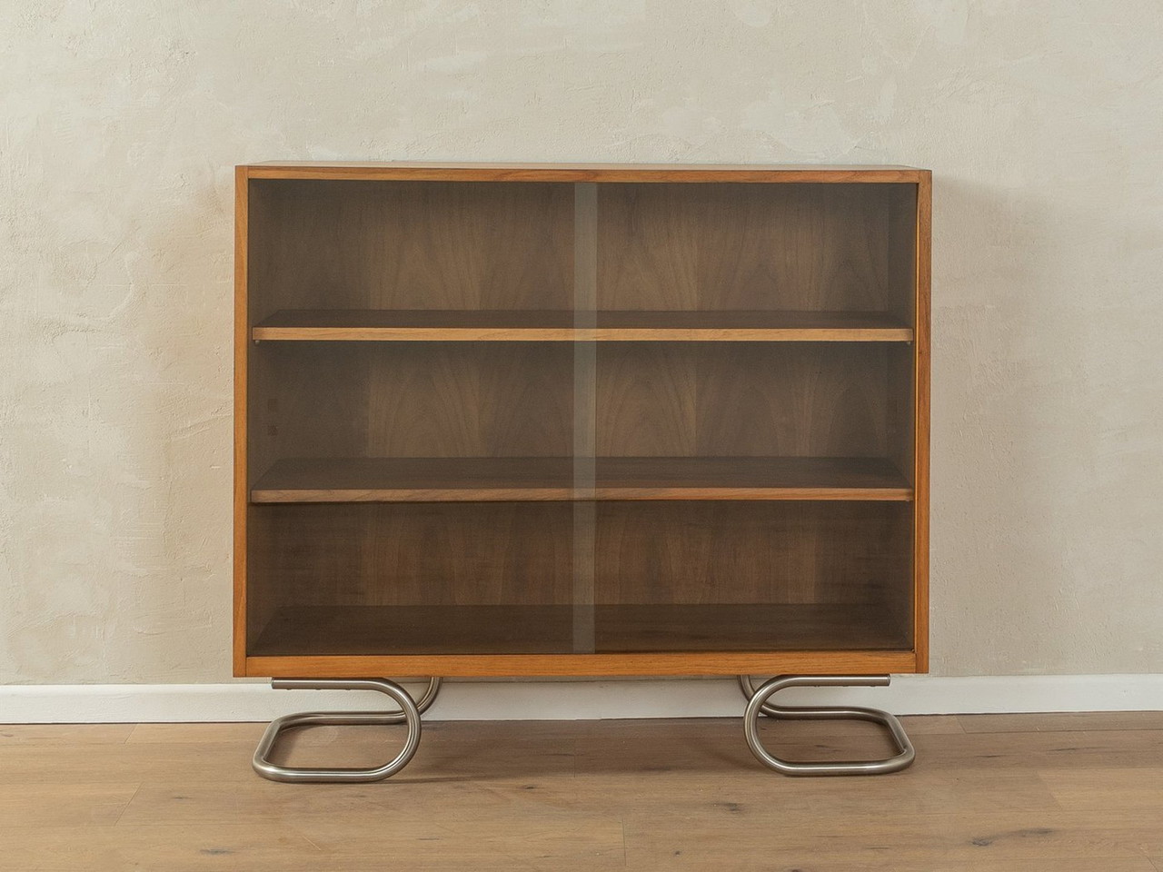 Vitrina de los años 50 con puertas correderas