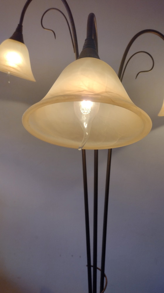 Image 1 of Lampada ad arco vintage con 3 paralumi in vetro alabastro anni '70