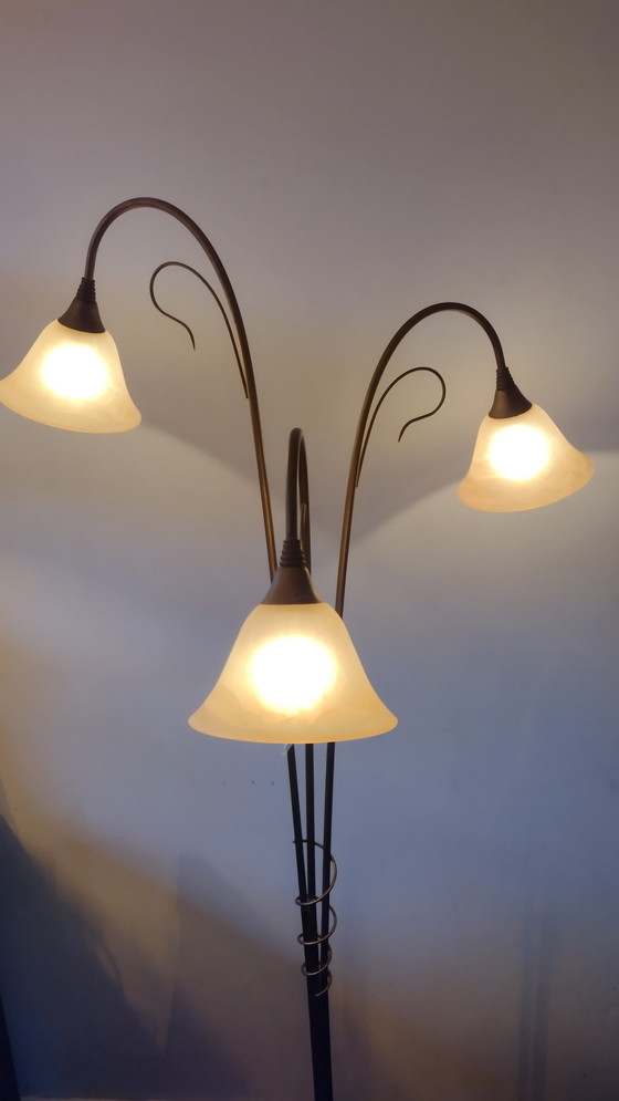 Image 1 of Lampada ad arco vintage con 3 paralumi in vetro alabastro anni '70