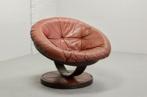 Image 1 of Chaise à boule au design scandinave