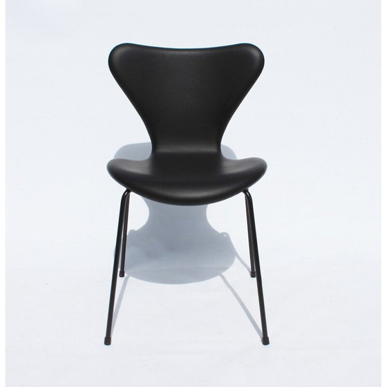 Image 1 of Set of 3 vintage chairs model 3107 by Arne Jacobsen for Fritz Hansen, 2016