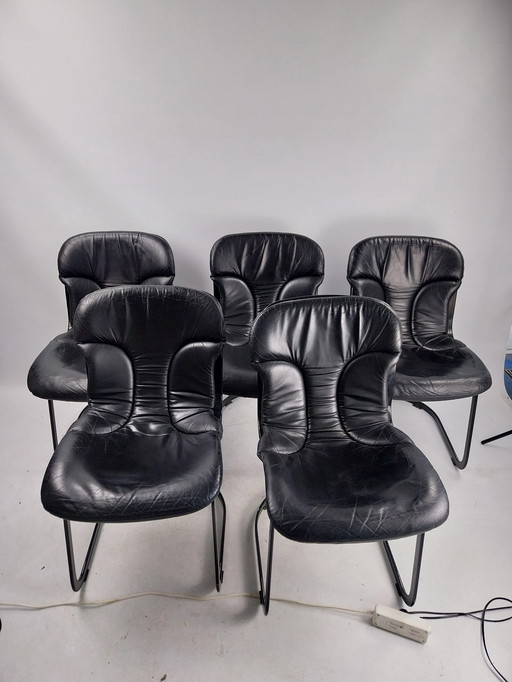 5 x chaises de salle à manger en cuir noir et métal noir.  Par Willy rizzo