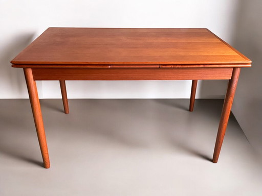 Danish Design - Extendable teak dining table by Willy Sigh for H. Sigh And Sons furniture factory in Denmark - 60s