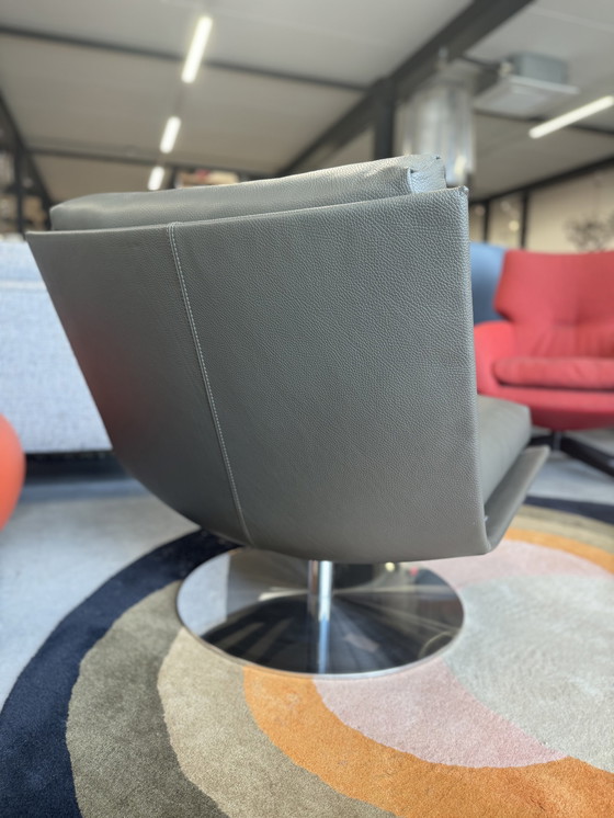 Image 1 of Leolux Kudo Swivel Armchair Senso Avocado