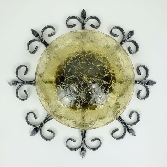 Image 1 of Applique moderniste brutaliste des années 1970 en fer forgé et verre ambré