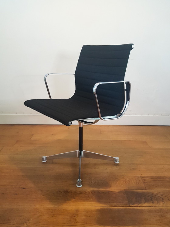 Image 1 of Chaise de bureau vintage EA 108 en aluminium par Charles & Ray Eames pour Herman Miller