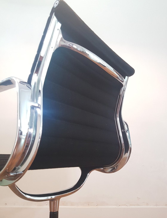 Image 1 of Chaise de bureau vintage EA 108 en aluminium par Charles & Ray Eames pour Herman Miller