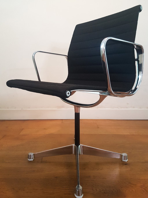 Chaise de bureau vintage EA 108 en aluminium par Charles & Ray Eames pour Herman Miller