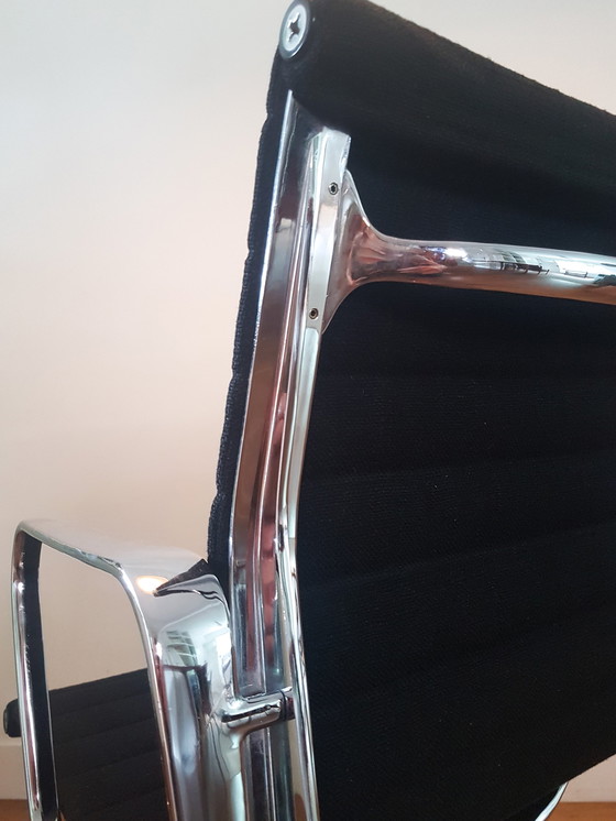 Image 1 of Chaise de bureau vintage EA 108 en aluminium par Charles & Ray Eames pour Herman Miller