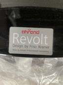 Sedia Ahrend Revolt, nero lucido (disponibilità: diversi esemplari)