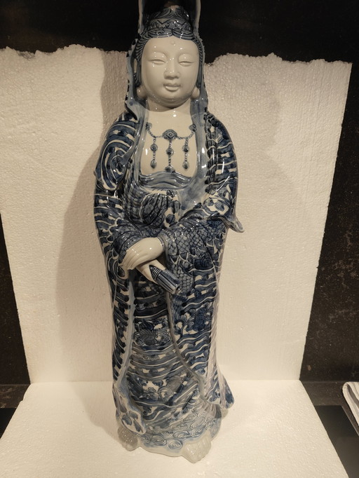 Japanese Porcelain Guan Yin. Taisho Period (1912-1926) 1912 - 1926