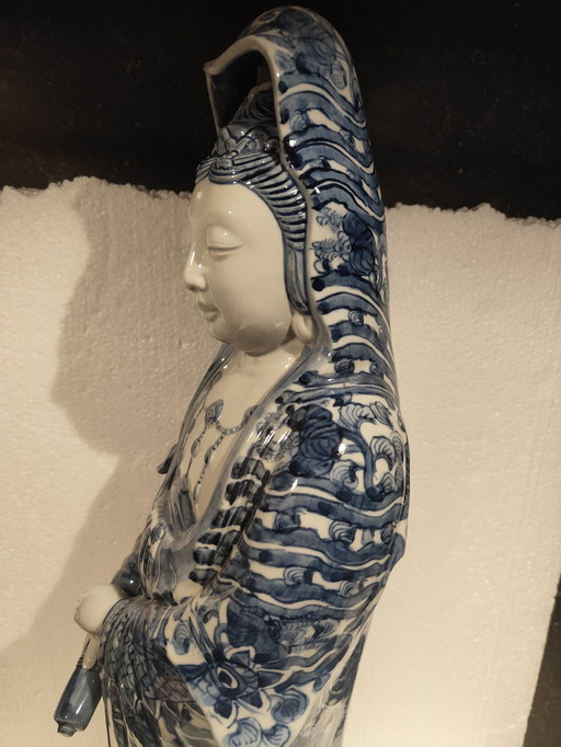 Japanese Porcelain Guan Yin. Taisho Period (1912-1926) 1912 - 1926