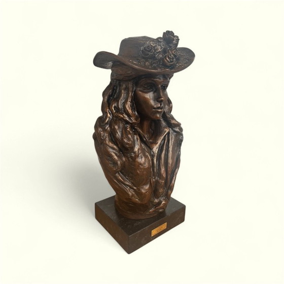 Image 1 of Impressionante busto femminile marcato con base in marmo