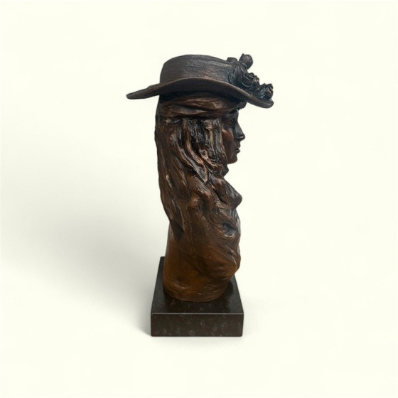 Image 1 of Impressionante busto femminile marcato con base in marmo