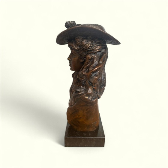 Image 1 of Impressionante busto femminile marcato con base in marmo