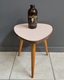 Table à fleurs en formica rose de forme triangulaire 1960s