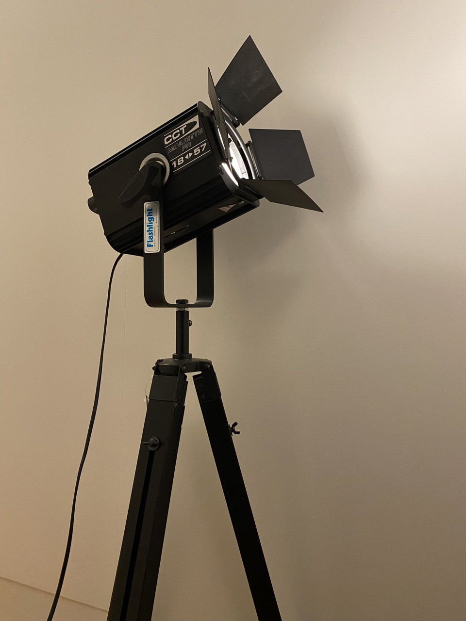 Foco de teatro industrial sobre trípode de madera ajustable – LED regulable