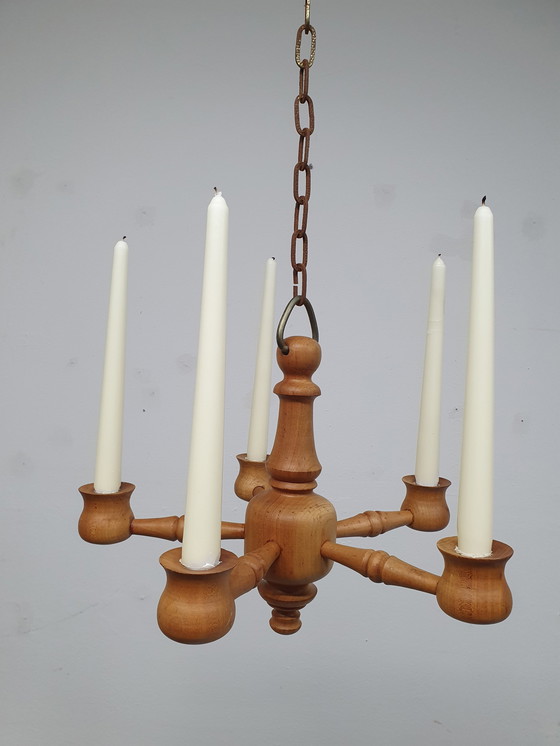 Image 1 of Candeliere in legno di pino. Lampadario vintage fatto a mano.