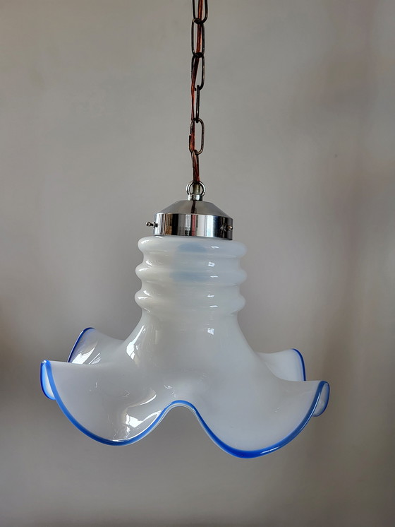 Image 1 of Lampe suspendue vintage en verre opalin