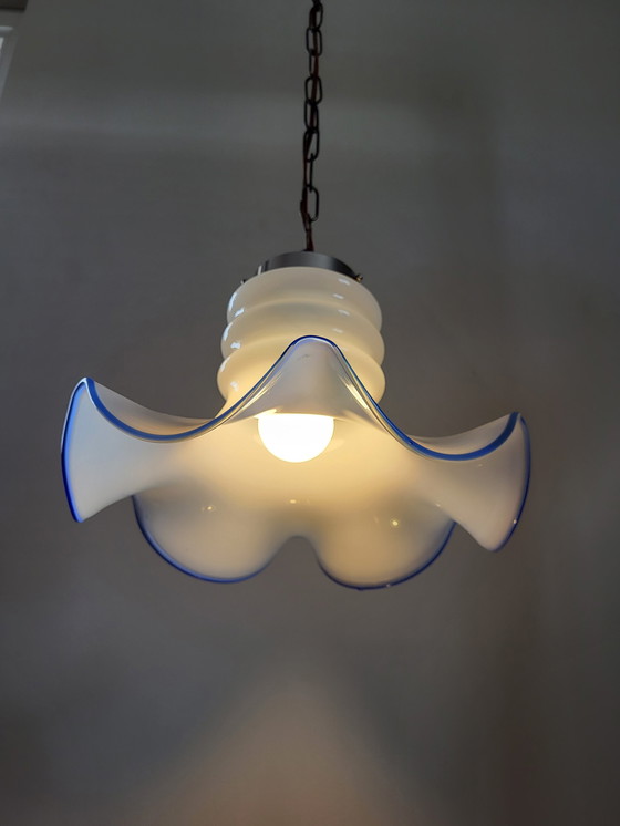 Image 1 of Lampe suspendue vintage en verre opalin