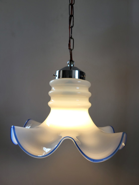 Image 1 of Lampe suspendue vintage en verre opalin