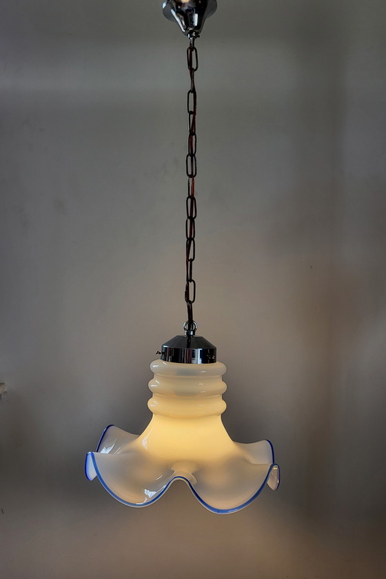 Image 1 of Lampe suspendue vintage en verre opalin