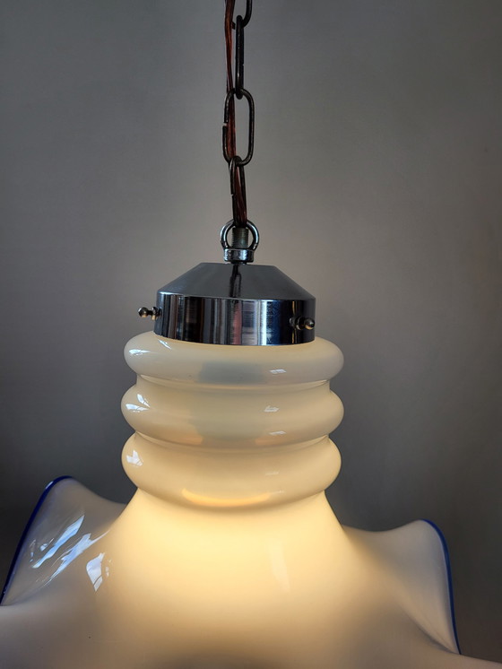 Image 1 of Lampe suspendue vintage en verre opalin