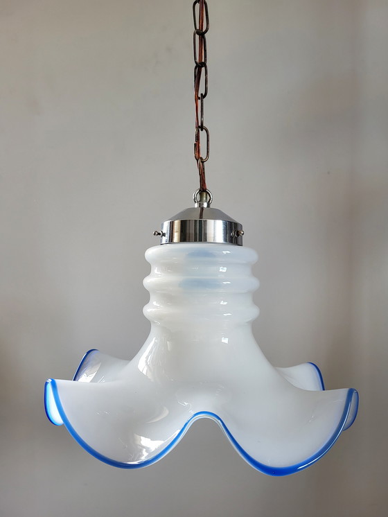 Image 1 of Lampe suspendue vintage en verre opalin