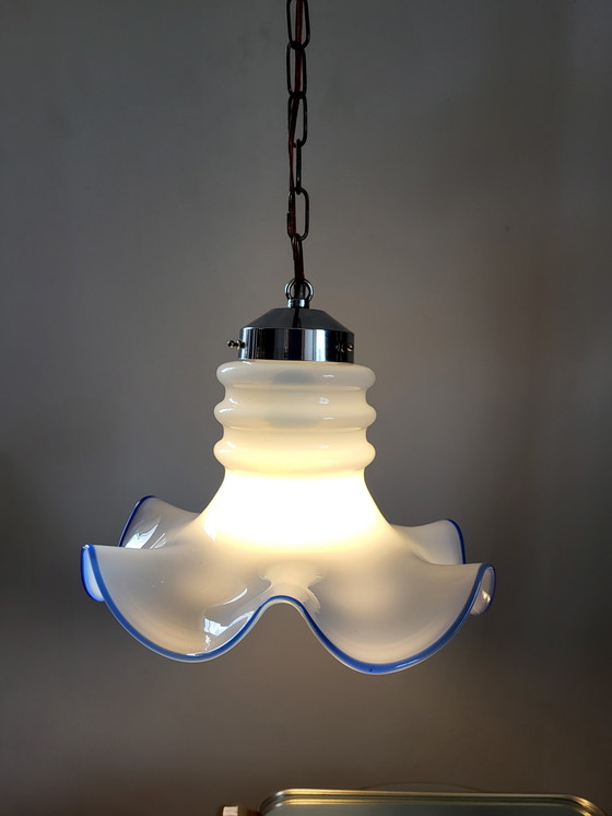 Image 1 of Lampe suspendue vintage en verre opalin