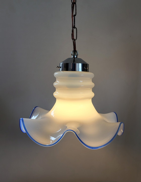 Image 1 of Lampe suspendue vintage en verre opalin