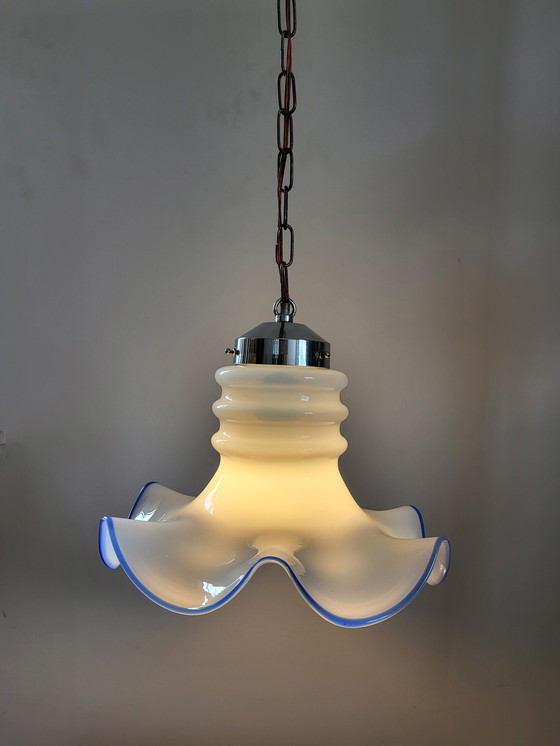Image 1 of Lampe suspendue vintage en verre opalin