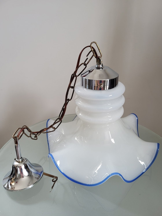Image 1 of Lampe suspendue vintage en verre opalin
