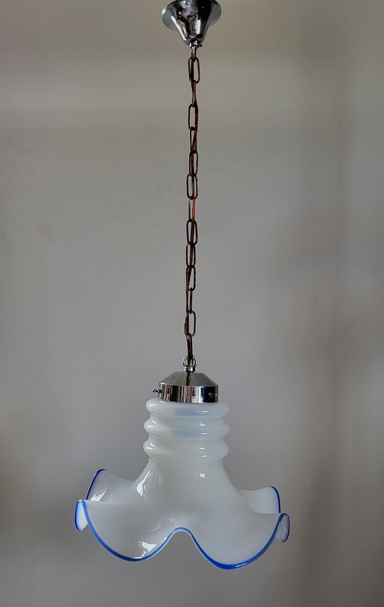 Image 1 of Lampe suspendue vintage en verre opalin