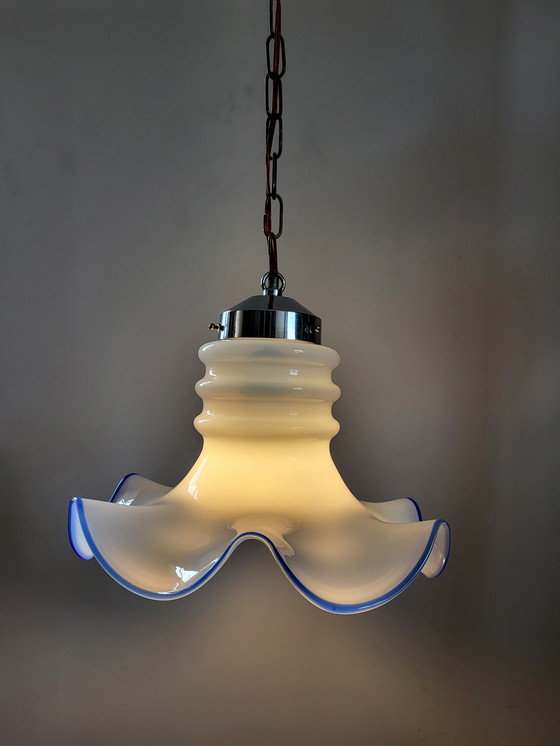 Image 1 of Lampe suspendue vintage en verre opalin