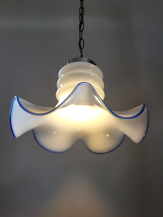 Image 1 of Lampe suspendue vintage en verre opalin