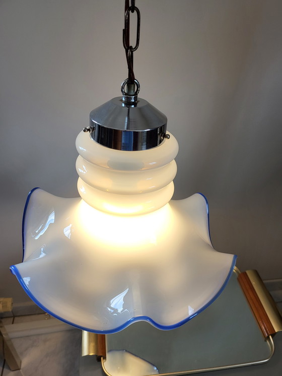 Image 1 of Lampe suspendue vintage en verre opalin