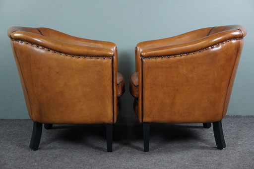 Nouveau set de deux fauteuils en cuir de mouton avec passepoil noir