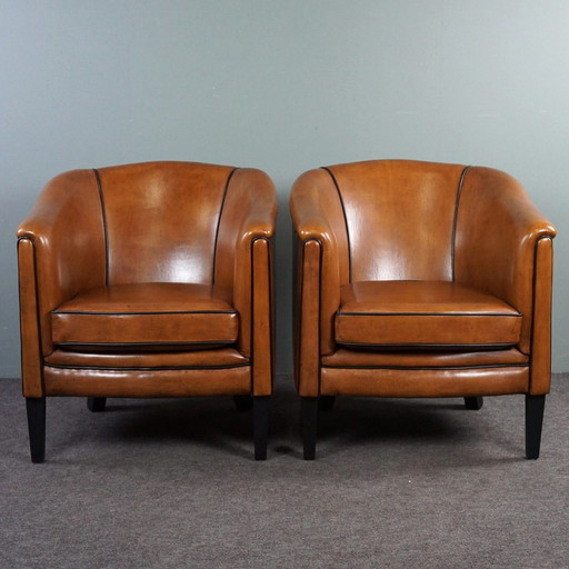 Nouveau set de deux fauteuils en cuir de mouton avec passepoil noir