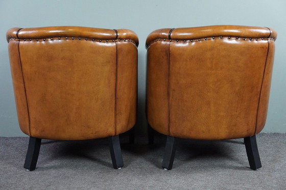 Image 1 of Nouveau set de deux fauteuils en cuir de mouton avec passepoil noir