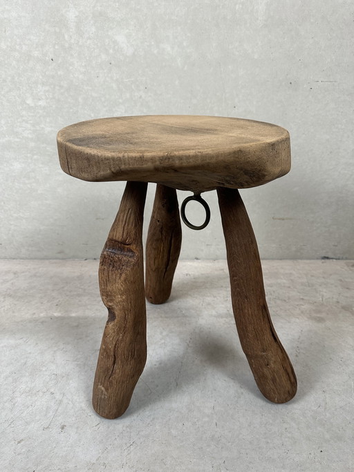 Vieux tabouret en bois - trépied