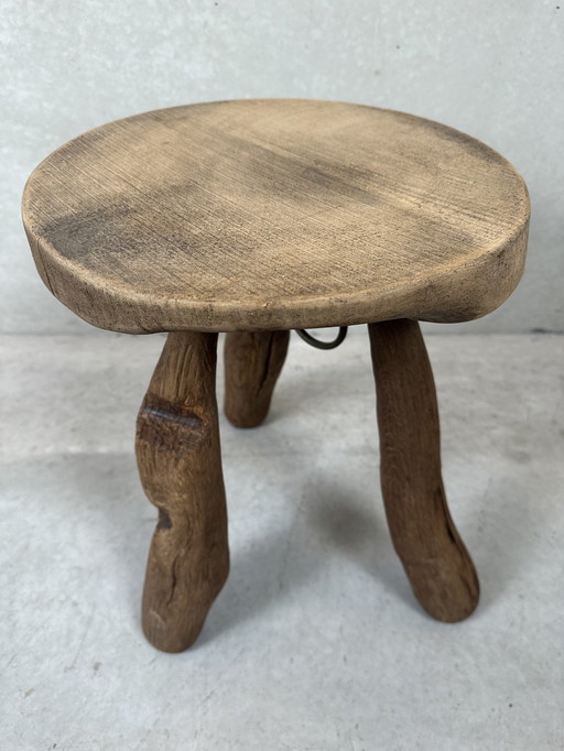 Vieux tabouret en bois - trépied