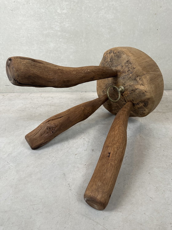 Image 1 of Vieux tabouret en bois - trépied