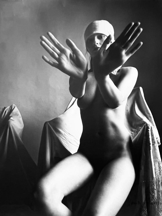 Image 1 of Grande stampa d'argento d'epoca • La giovane donna misteriosa • Karin Székessy • 1980